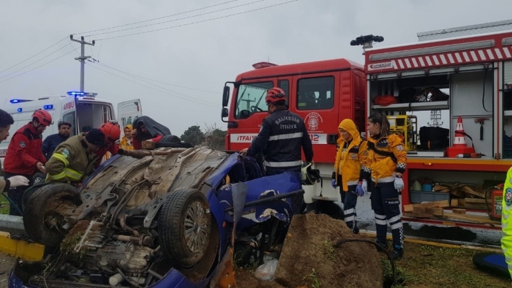 Edremit’te Sürücü Elektrik Direğini Yerinden Söktü