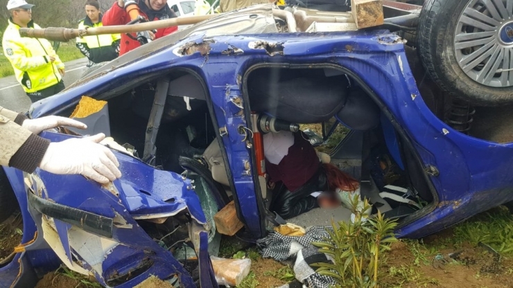 Edremit’te Sürücü Elektrik Direğini Yerinden Söktü