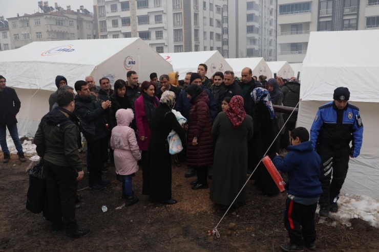 Kaldırım Çifti, Çadırda Kalan Depremzedeleri Ziyaret Etti