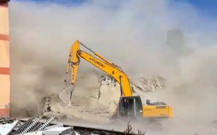 Depremin Hasar Verdiği Okul, Kontrollü Olarak Böyle Yıkıldı