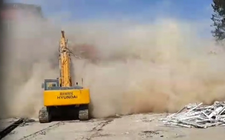 Depremin Hasar Verdiği Okul, Kontrollü Olarak Böyle Yıkıldı