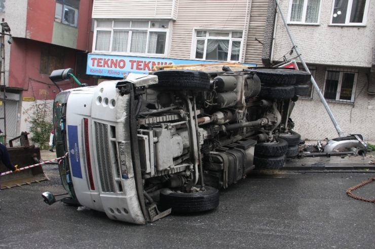 Gaziosmanpaşa’da Devrilen İbb’nin Asfalt Kamyonu Kaldırıldı