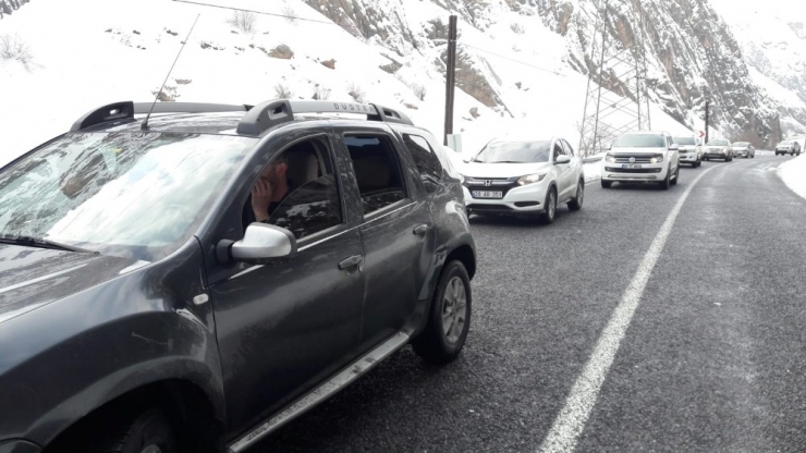 Hakkari-van Kara Yoluna Çığ Düştü