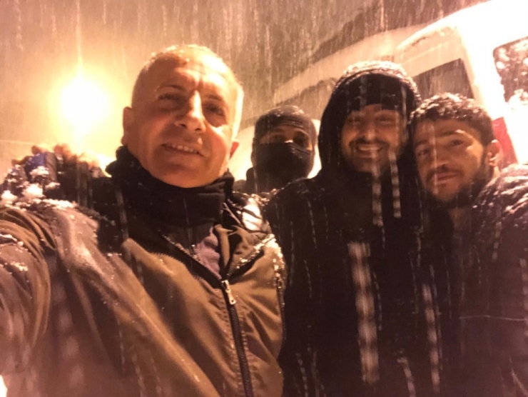 Mahalle Yolunu Piste Çeviren Gençlerden Kızak Keyfi