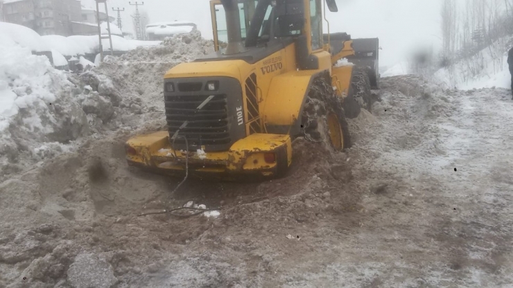 Kara Saplanan İş Makinesi Kurtarıldı