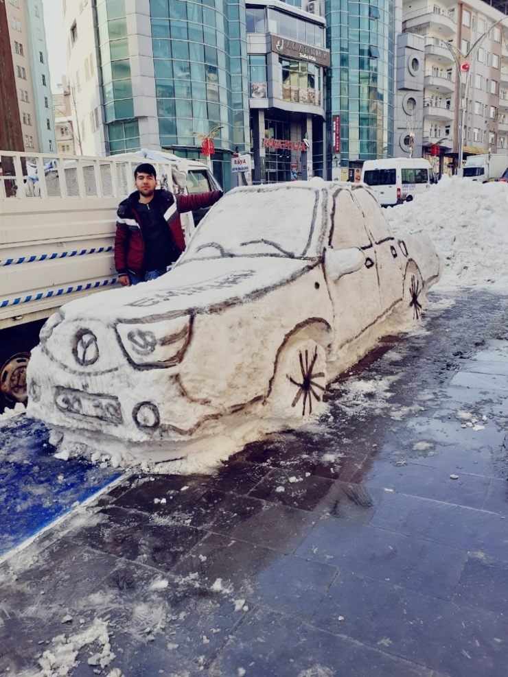Hakkarili Gençler Kardan Araba Yaptı