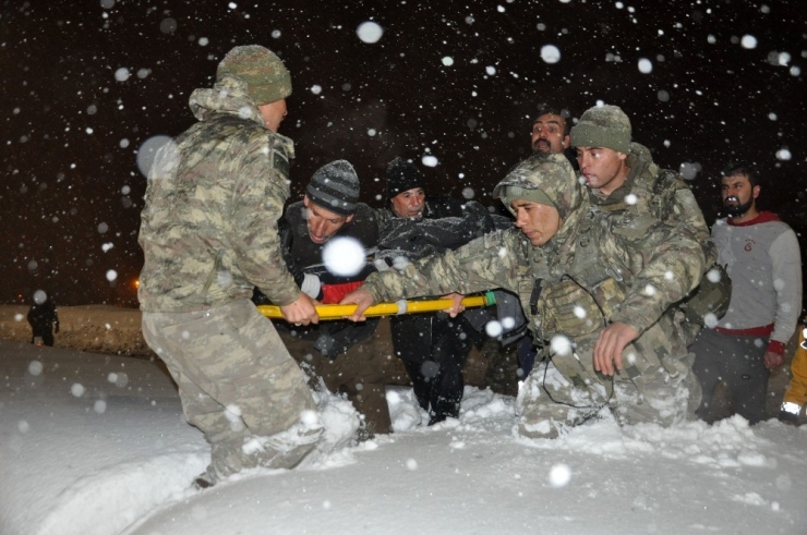 Mehmetçik, Yaralanan Vatandaşı Ambulansa Yetiştirmek İçin Metrelerce Sedyede Taşıdı