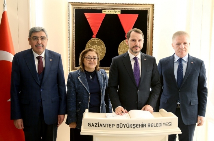 Bakan Albayrak Fatma Şahin’i Ziyaret Etti