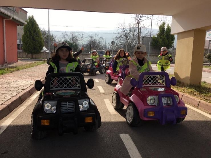 Minik Sürücüler Hem Eğleniyor Hem Öğreniyor