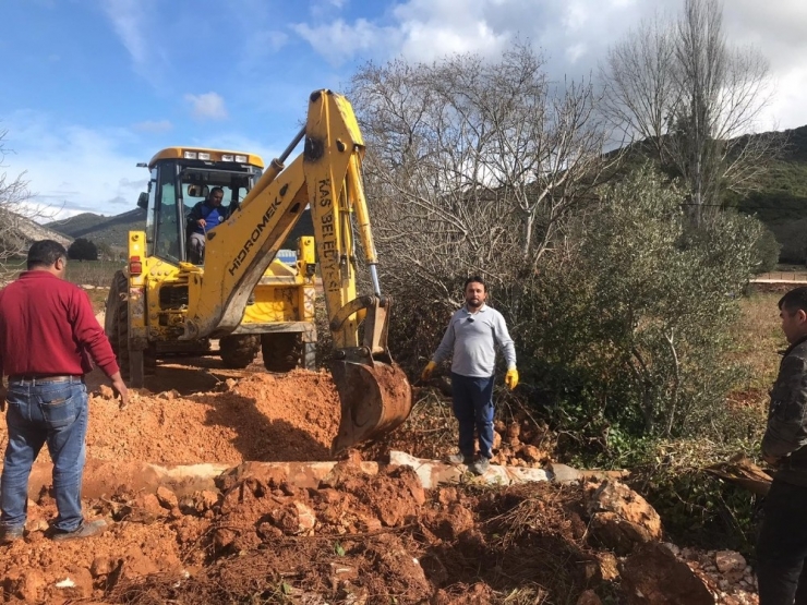Kaş’ta Büz Döşeme Çalışması