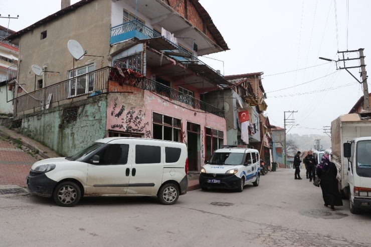İzmit’te Boş Binada Bulunan Tüfekler Polisi Alarma Geçirdi