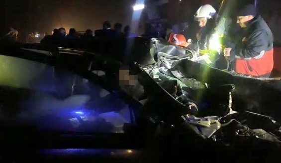 Kocaeli’de Halk Otobüsü İle Otomobil Kafa Kafaya Çarpıştı: 1 Ölü