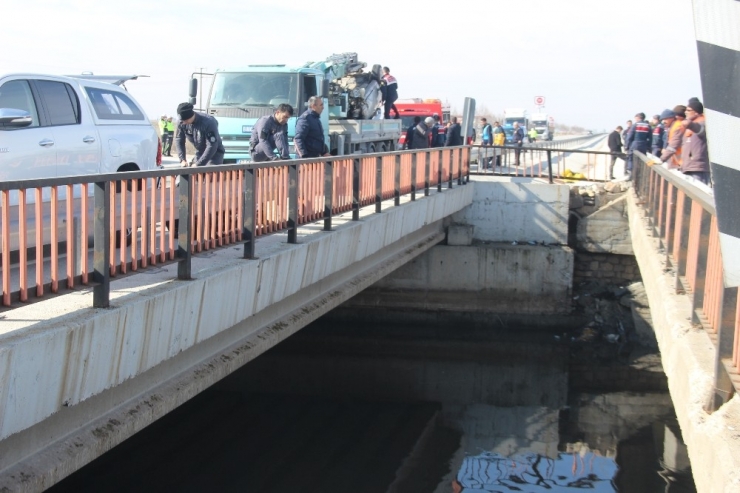 Kontrolden Çıkan Otomobil Kanala Uçtu: 1 Ölü