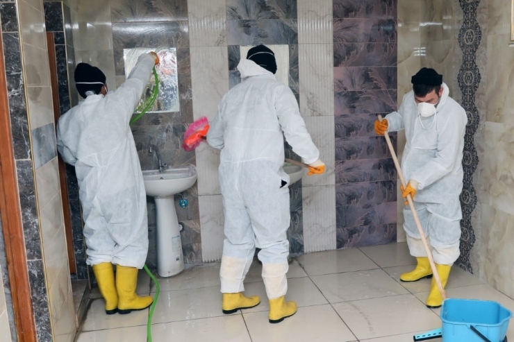 Belediye Ekipleri Camilerdeki Tuvalet Ve Abdesthaneleri Temizliyor