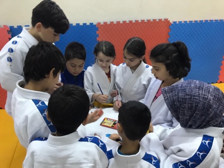 Minik Judocular Soğukta Kalan Kediler İçin Harçlıklarıyla Kedi Evi Yaptırdı