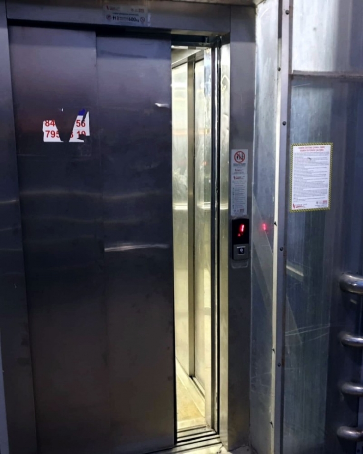 Tren Yolu Üst Geçidindeki Asansörü Tekmeleyerek Bozdular