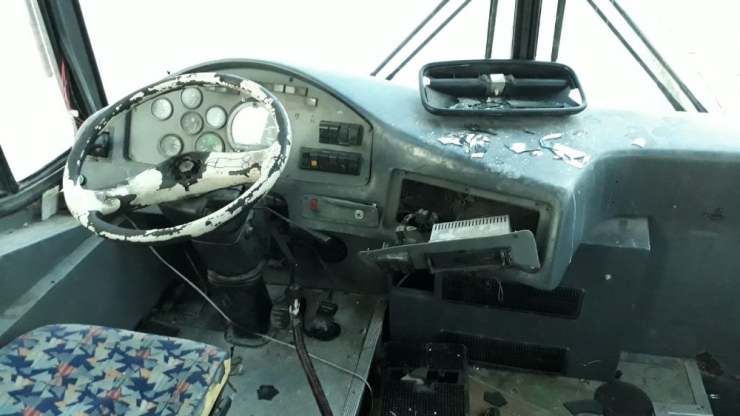 Park Halindeki Servis Otobüsünde Alkol Alıp Teybi Çaldılar