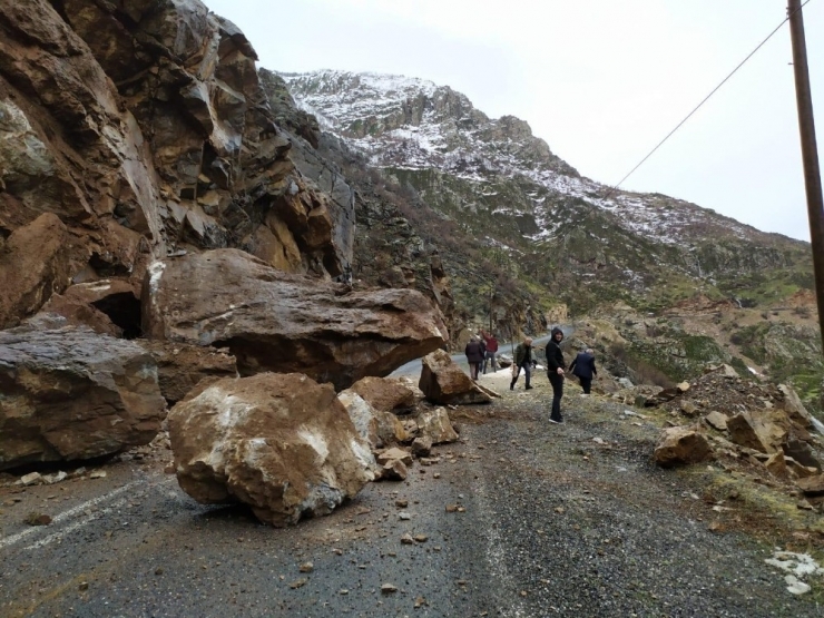 Şırnak-beytüşşebap Yoluna Kaya Parçası Düştü