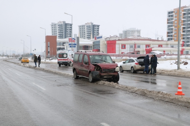 Sivas’ta Zincirleme Trafik Kazası: 2 Yaralı
