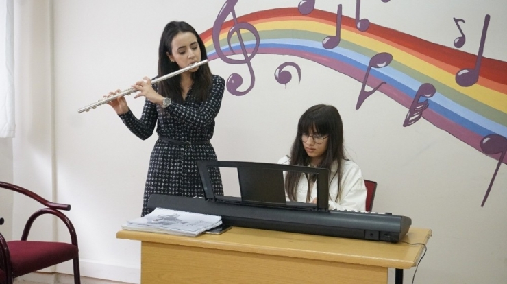 Sanatçı Hakan Altun, Engelli Öğrencilere Org Gönderdi