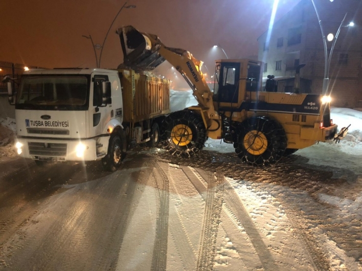 Tuşba Belediyesinin Kar Mesaisi Gece De Devam Ediyor