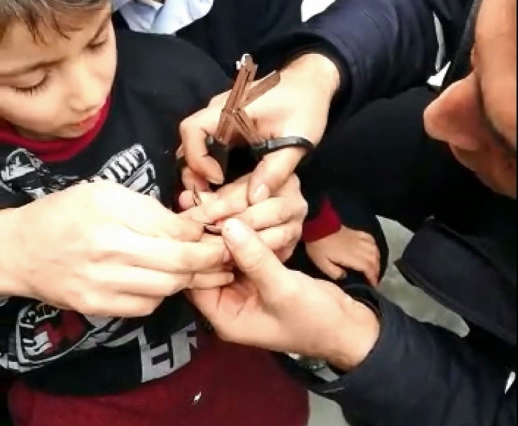 Parmağı Su Matarasına Sıkışan Çocuğu İtfaiye Ekipleri Kurtardı