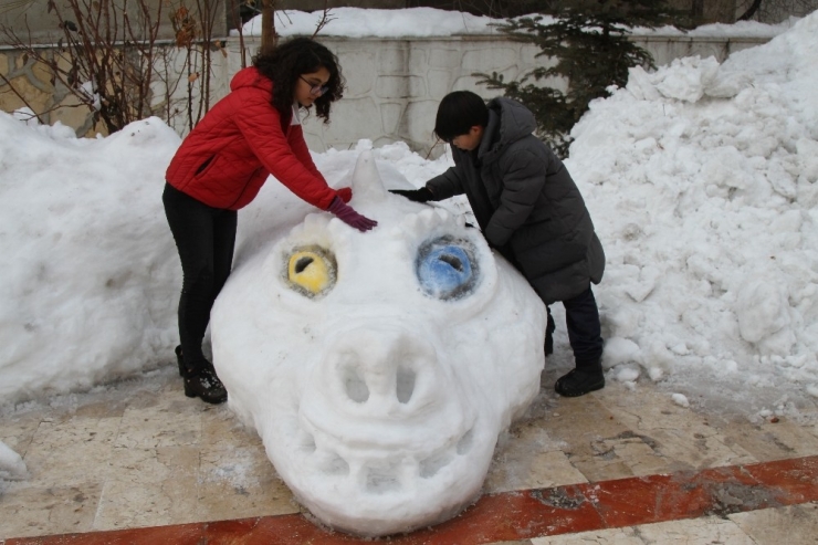 Van Gölü Canavarının Kardan Heykeli Yapıldı
