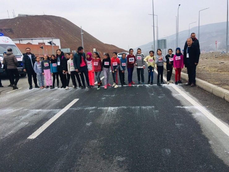 Iğdır’da Okullar Arası Atletizm Yarışması Düzenlendi