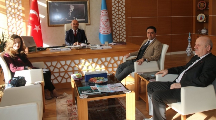 Yazar Ögretmenden Müdür Başyiğit’e Ziyaret