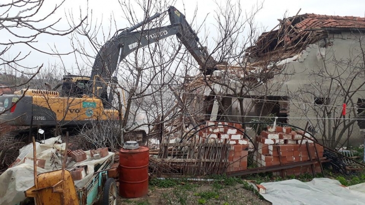 Manisa’da Ağır Hasarlı Evlerin Yıkımı Devam Ediyor