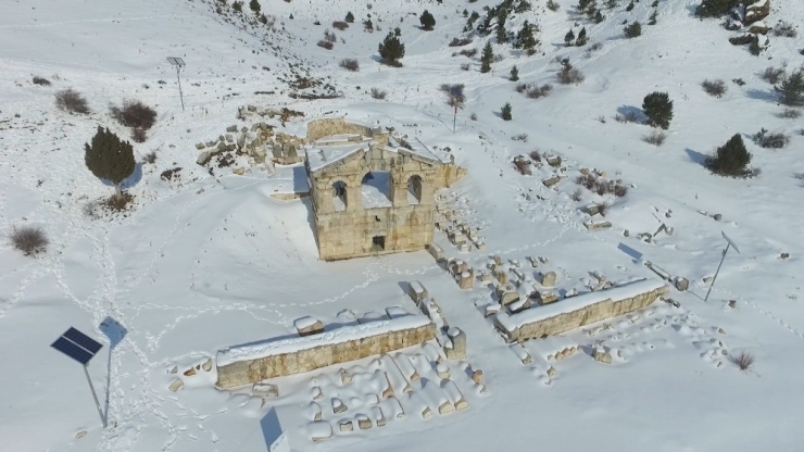Adana’nın Kuzey İlçesinde Eşsiz Kar Manzarası Havadan Görüntülendi