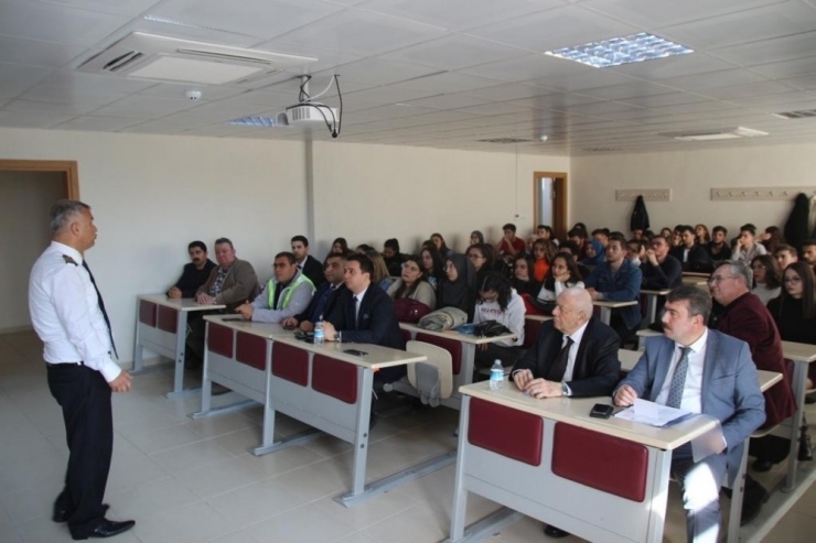 Edremit Sivil Havacılık Yüksekokulu’nda ’Havacılık Söyleşileri Ve Kariyer’ Konulu Seminer Düzenlendi