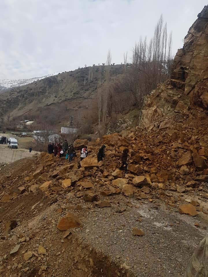 Heyelan Köy Yolunu Ulaşıma Kapattı