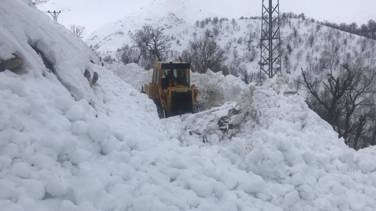 Hizan’da Zorlu Karla Mücadele Çalışması
