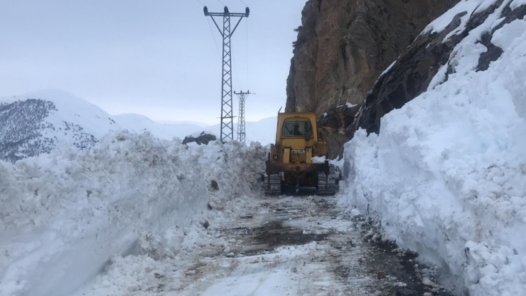 Hizan’da Zorlu Karla Mücadele Çalışması