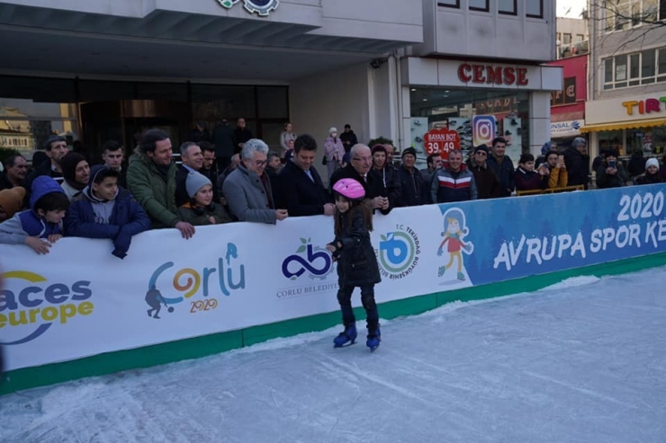 Çorlu Belediyesi Buz Pisti İlgi Görüyor