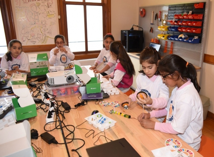 Dezavantajlı Öğrencilere Sunulan Eğitime 3 Milyonluk Destek