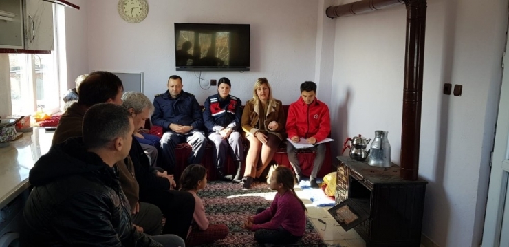 İhtiyaç Sahibi Aileler Mahallelerinde Ziyaret Ediliyor