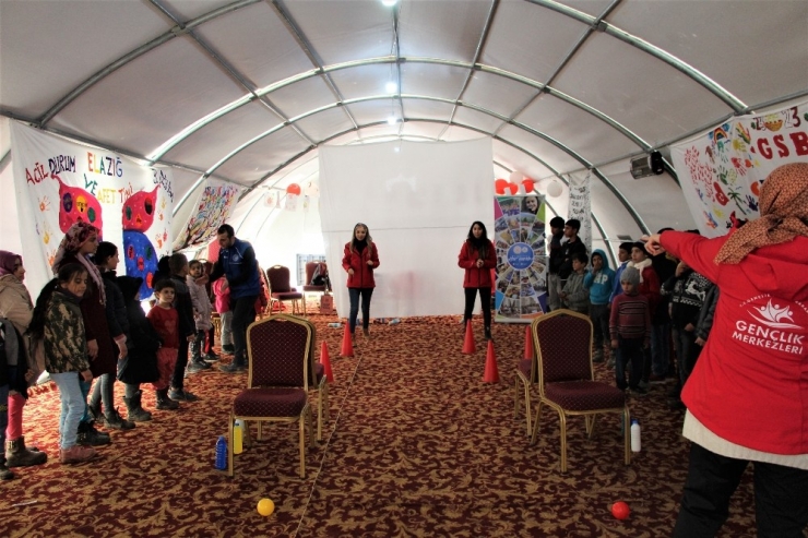 Gönüllüler, Çocukların Depremin Etkisinden Kurtulmasına Aracılık Ediyor