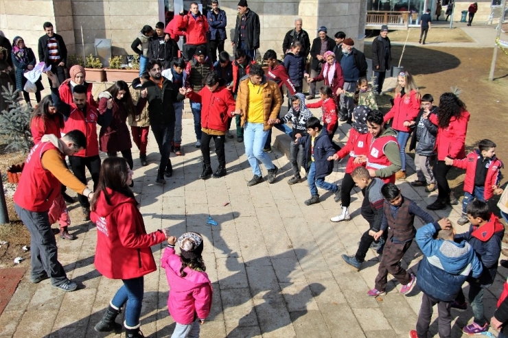 Gönüllüler, Çocukların Depremin Etkisinden Kurtulmasına Aracılık Ediyor