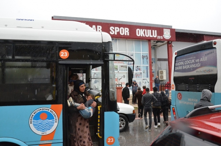 Tarsus’ta Çadırları Sular Altında Kalan Tarım İşçileri Tahliye Edildi