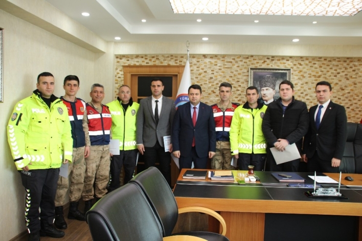 Kaymakam Avcı’dan Başarılı Personele Belge