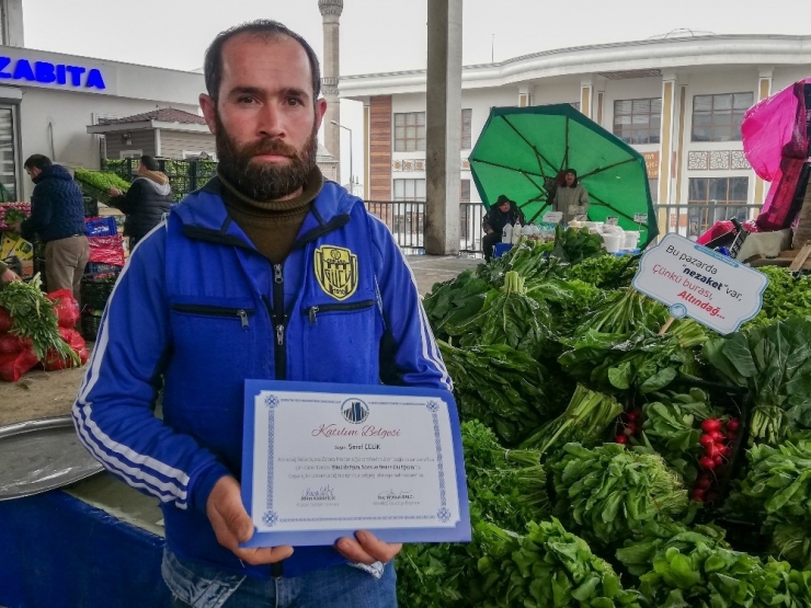 Kişisel Gelişim Eğitimi Alan Pazar Esnafı Tezgahındaki Dövizlerle "Hoşgörü" Mesajı Verdi