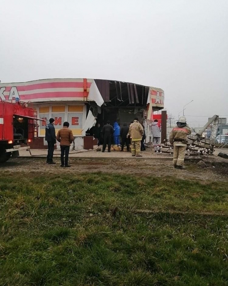 Rusya’da Otomobile Çarpan Tır Eczaneye Daldı