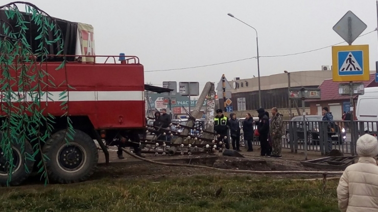 Rusya’da Otomobile Çarpan Tır Eczaneye Daldı