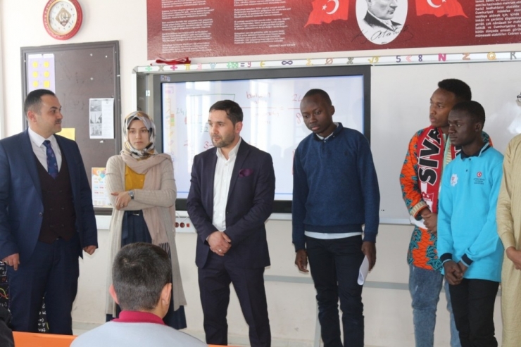 Zaralı Öğrencilere Ülkelerini Tanıttılar