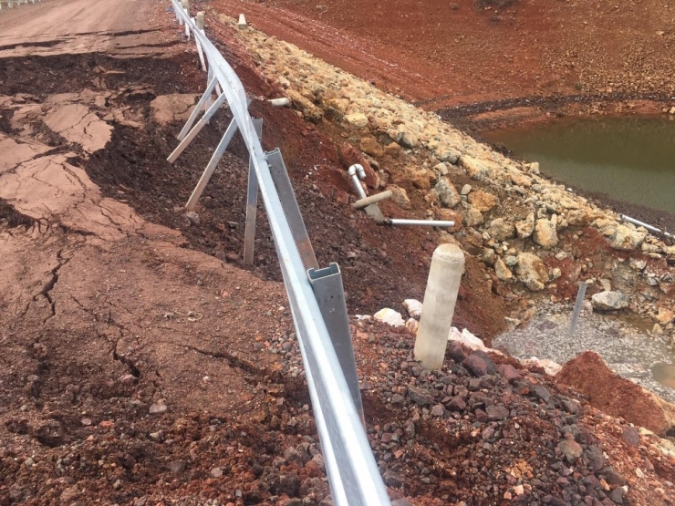 Barajda Oluşan Çatlak, Toprak Kaymasına Sebep Oldu