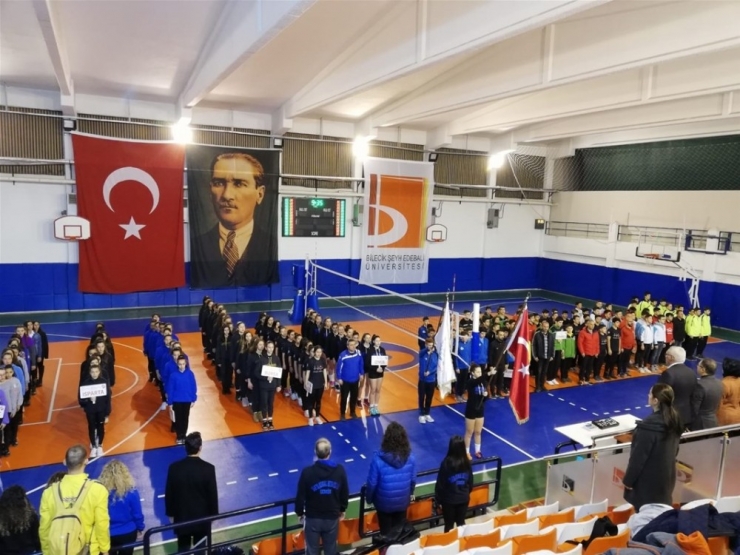 12 Takım Ve 220 Sporcu Yarı Final İçin Ter Döküyor