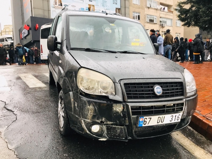 Otobüsün Sürüklediği Otomobil Mağazaya Girmekten Son Anda Kurtuldu