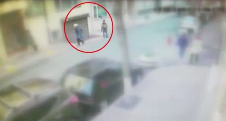 Sokakta Yürüyenlerin Cüzdanını Çalan 12 Yaşındaki Çocuk Kamerada